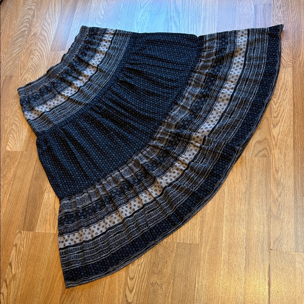 Vintage 1601 black and cream geometric patterned A-line midi skirt. Size L.